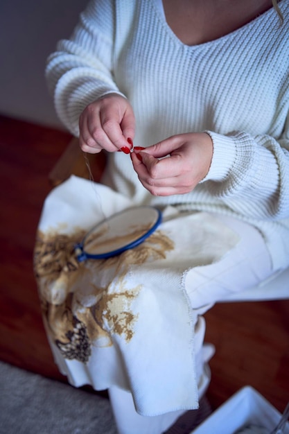 Autorka projektu haftu przy pracy